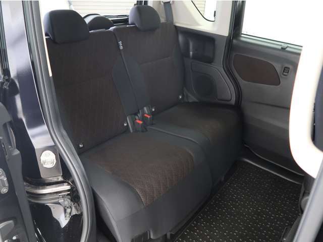 後席は2分割リクライニングシートです。