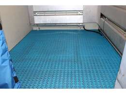 5℃～10℃で配送を行なう精肉・鮮魚・乳製品、青果・お弁当・ケ-キ等の　冷蔵品配送に使用されています。　　　　　除湿作用のある機械式冷凍車とは違い　　　　　　　　　　　冷蔵庫内の水分を保持します。