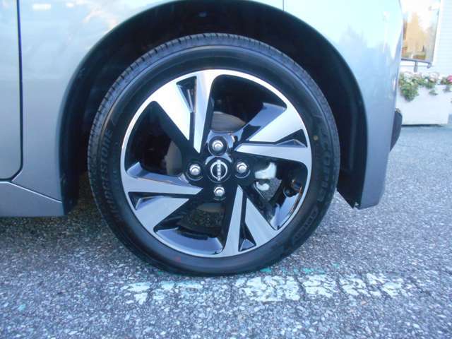 純正アルミが装着されてます。