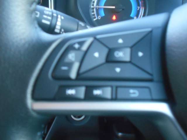 ステアリングスイッチで、ハンドルから手を離さずにボリューム調整やオーディオ操作などが可能です！