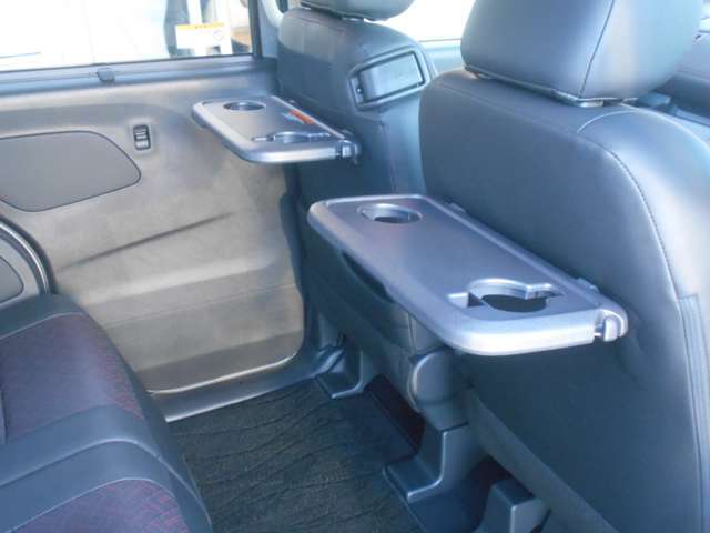 ☆シートバックテーブル●子供の食事や遊ぶ時にさっと出せる。●使わない時は折りたため、邪魔にならない。●タブレットを置いて、アニメなどを見ることもできる。●ベビーマグ専用ホルダーがあって便利。