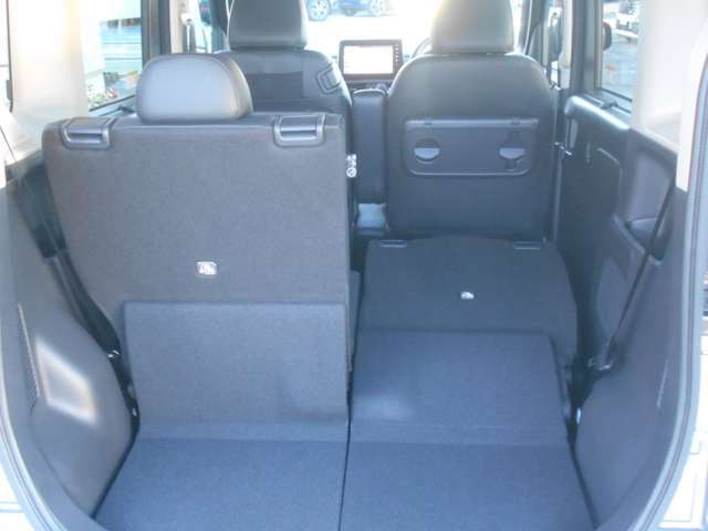 ラゲージルームだって広々です！シートを倒して更に収納するとお荷物積めちゃいます♪