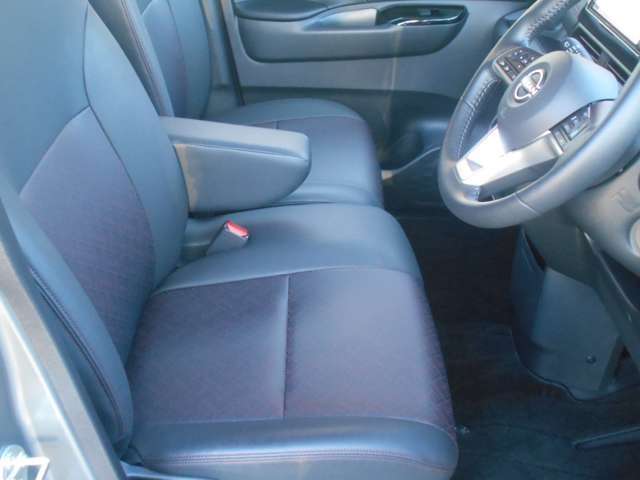 疲れにくいから、いつまでも座っていたくなるフロントシートです。肘掛けもあります。