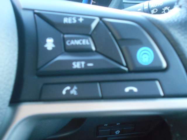 プロパイロットは、運転者が設定した車速を上限に先行車と車速に応じた車間距離を保ちながら、車線中央付近を走行するための運転操作を支援します。