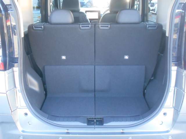 リアシートは5：5分割可倒式を採用。人数や荷物に合わせてシートを自在にアレンジできます！