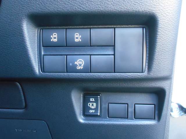 両側オートスライドドア装備