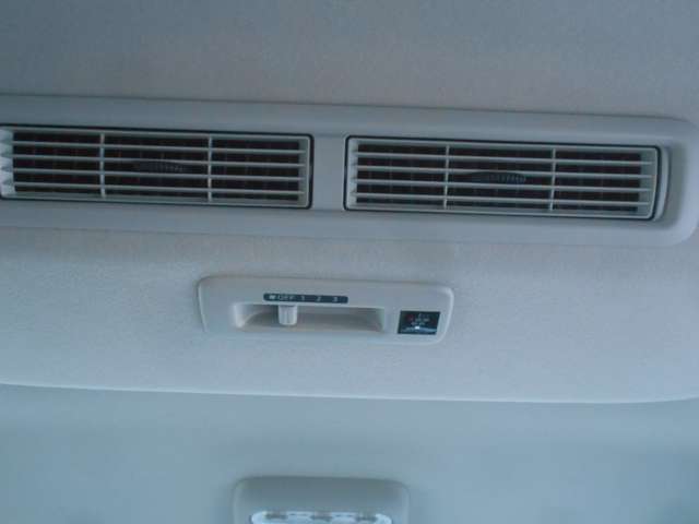 リヤシーリングファン風向き・風量が調整できます！ロールシェイドとの組み合わせで更にgood ！