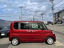 総額費用には諸費用、車検整備費用、無料1年保証が含まれています。陸送料等以外は一切かかりませんのでご安心ください。