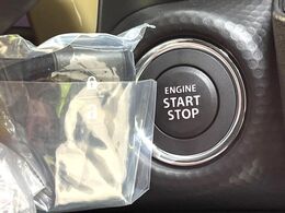 【キーレススタートシステム】カバンやポケットに入れたままでもドアの施錠・解錠が可能なスマートキーを装備。エンジンのオン・オフ時もカギを取り出す必要が無いからとっても便利です♪