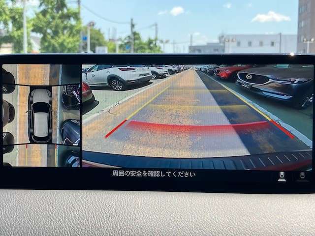 360°ビューモニターでは、両サイドとフロント、バックカメラの合成で、あたかも上空から見下ろした様に周囲を確認して頂けます。駐車場だけでなく、T字路等でも活躍のアイテムです！