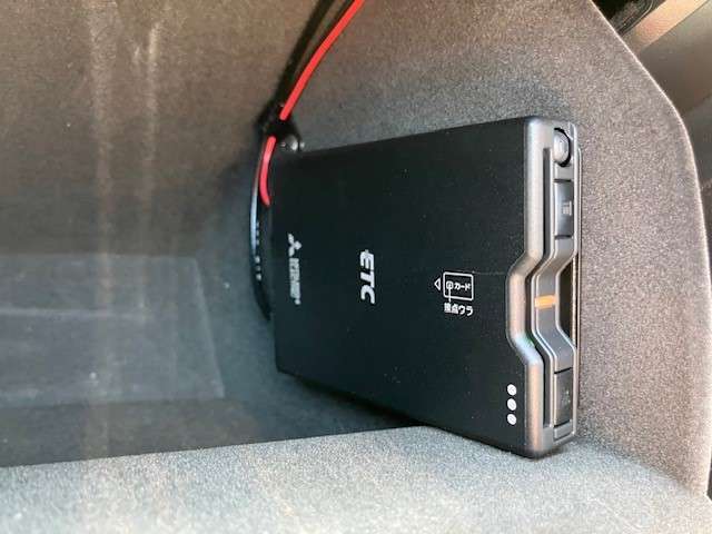 ETC車載機は助手席側のグローブボックス内部に取り付けられております。盗難防止に役立ちますし、邪魔になる事にもなりません！
