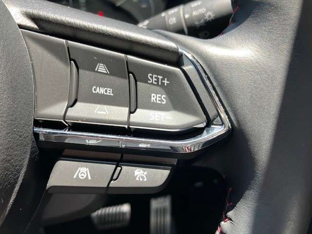 0km/hから100km/h追従機能付きのレーダークルーズコントロール！停車状態からの追従開始と、追従中に先行車に続いて停止することができるようになりました！(再発進はドライバーのアクセルONによります)