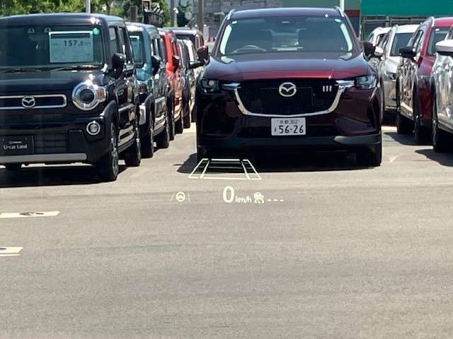 フロントガラスへの投影型であるヘッドアップディスプレイ。車速や交通標識、ナビゲーションの案内などの情報が映し出されます！