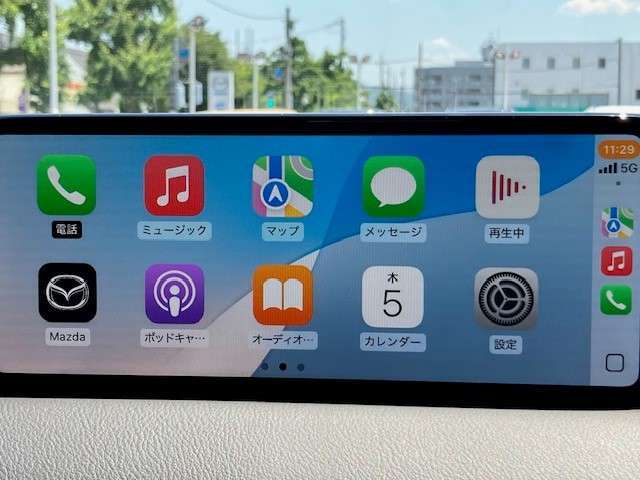 お手元のスマートフォンと接続して頂く事で使用可能な「Apple CarPlay/Android Auto」電話の応答は勿論、メッセージの受信やLINE、音楽接続からナビアプリの使用まで幅広く活躍致します。