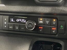 【オートエアコン】一度お好みの温度に設定すれば、車内の温度を検知し風量や温度を自動で調整。暑い…寒い…と何度もスイッチ操作をする必要はありません。快適な車内空間には必須の機能ですね♪