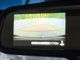 【バックカメラ】駐車時に後方がリアルタイム映像で確認できます。大型商業施設や立体駐車場での駐車時や、夜間のバック時に大活躍！運転スキルに関わらず、今や必須となった装備のひとつです！