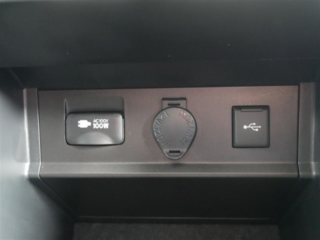 シガーソケット・USB差込口・100V電源(100Wです。コンソールボックスの中にあります)