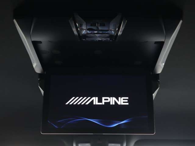 リアシートにフリップダウンモニターを装着。大画面でエンターテイメントをお楽しみいただけるので、ロングドライブや渋滞でも退屈しなくて済みますね。