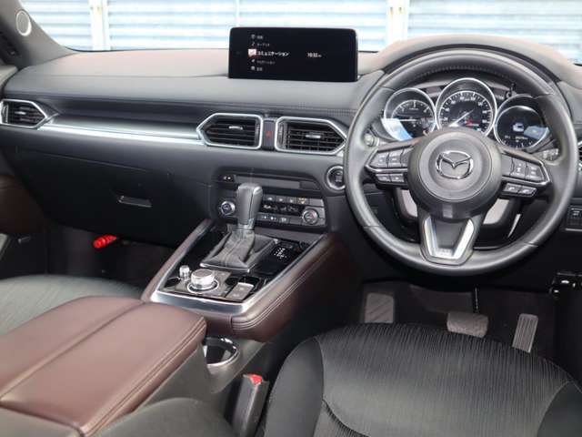 細部にまで機能美と造形美を追求した室内空間。美しいだけでも、機能的なだけでもない。品格ある大人のインテリアデザインです。