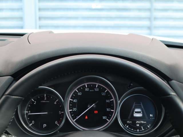 運転視界の遠方上方に虚像を投影することで前を見ながら情報の視認ができます。本当にドライバーが必要な情報を適切に伝え、楽しんで頂くことを考えた新世代装備です。※虚像は2.6m前方に浮かぶイメージです。