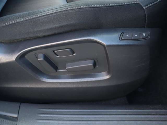 運転席シートは前後スライド・上下リフター・リクライニング・ランバーサポートを細かく調整し、人馬一体感を具現化する事ができる電動シートを装備。またお二人までシートメモリーすることができます。