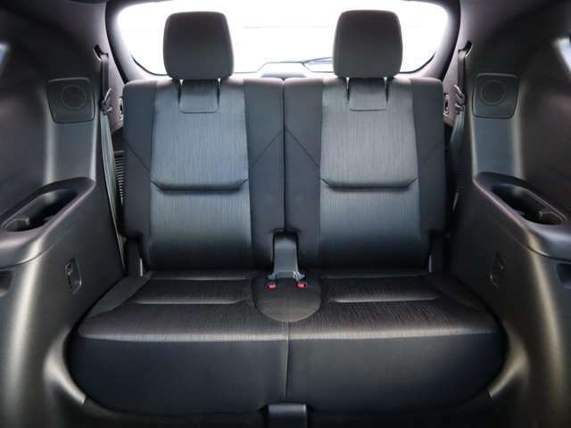 3列目シートは身長170センチの人でも無理なく自然な姿勢で座れるように設計。膝まわりや足元にゆとりのスペースを確保。座面が床面に対して高めのため落ち着いた着座感の実現ができました。