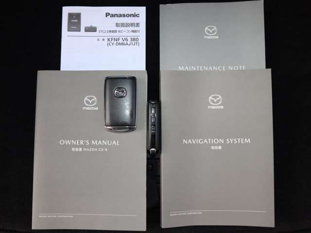 キーを携帯していればリクエストスイッチを押すだけでドアの開錠・施錠が可能です。しかもキーを差し込むことなくエンジンの始動・停止も可能です。取扱説明書・メンテナンスノートが揃っていますので安心です。