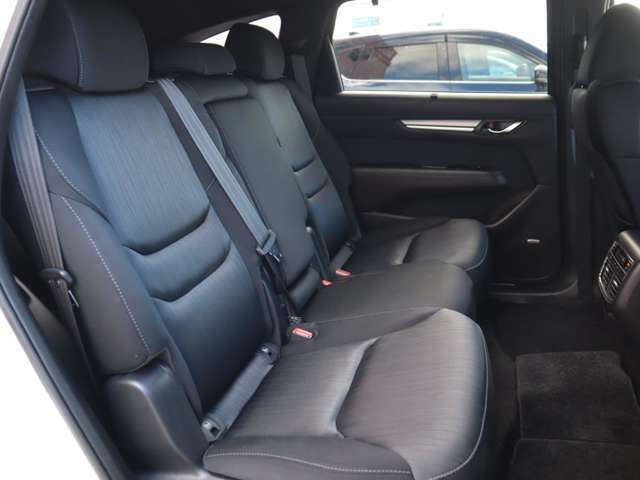 2列目シートはベンチシートで広々と座れます。センターアームレストもあります。後部座席の質感も決して気を抜かず、しっかりとした素材感とフィット感で膝まわりや足元にゆとりのスペースを確保しています。