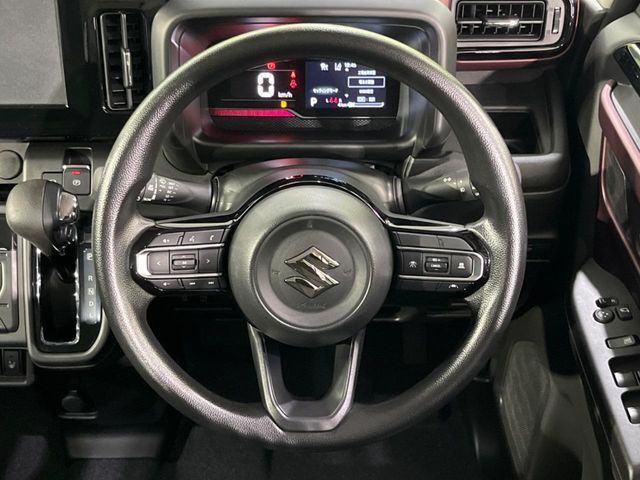 インテリアに合わせたデザインのステアリングは、運転される方のことも考え、運転しやすい形状、大きさです。是非一度、実際に触ってお確かめください。