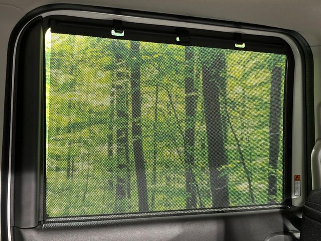 【ロールシェード】日差しや車外からの光が眩しいときにサッと引き出して使える、ロール格納タイプのサンシェードを装備。後席に乗ったお子様がウトウトしだした時など、ぜひご活用ください♪