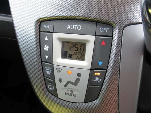 オートエアコンなので温度だけあわせていれば、室内は快適温度に！燃費も向上しますよ♪