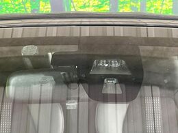 【シティブレーキアクティブシステム】低速走行中に前方の車両等を認識し、衝突しそうな時は警報とブレーキで衝突回避と被害軽減をアシスト。より安全にドライブをお楽しみいただけます。