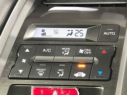 【オートエアコン】一度お好みの温度に設定すれば、車内の温度を検知し風量や温度を自動で調整。暑い…寒い…と何度もスイッチ操作をする必要はありません。快適な車内空間には必須の機能ですね♪