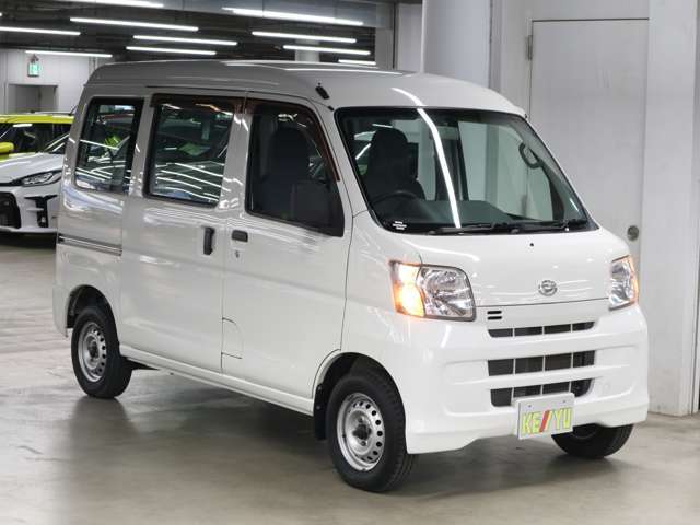 雨が降ってもゆったりと車選びができる全天候型立体展示場！エスカレーター完備！