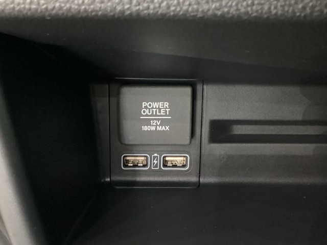 助手席前トレーのパネル左側に、スマートフォンなどの充電可能なUSB端子が2個ついています。移動中に充電もできるので便利です。