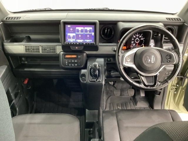 車内は光触媒抗菌消臭施工済です。インパネ周りはスタイリッシュなデザインです。グローブボックスやカップホルダーのほかにトレーなどたくさんの収納スペースが付いています。