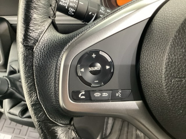 ステアリングスイッチがついていますので、オーディオのチャンネル変更、ボリューム、ジャンル変更が操作可能です。ハンドルから手を離さず安全に操作できます。