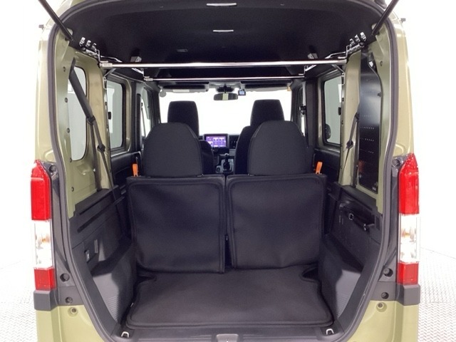 開口部も広く荷物の積み下ろしもしやすいお車となっております。4人乗りでも充分な荷室のスペースがあります。シートの背もたれは5：5の割合で分割して可倒できるので、長いお荷物などを載せることもできます。