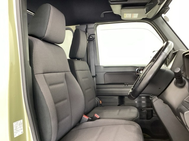 運転席と助手席の間が空いているため、助手席側への移動がスムーズです。交通量の多い道でも、助手席側から乗り降りができます。