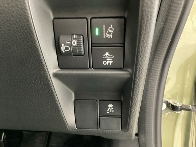 ハンドルの右側にはヘッドライトレベライザーとHondaセンシング用のメインスイッチがついています。ヘッドライトレベライザーは道路状況や積荷の加重に応じてライトの高さを調節できます。