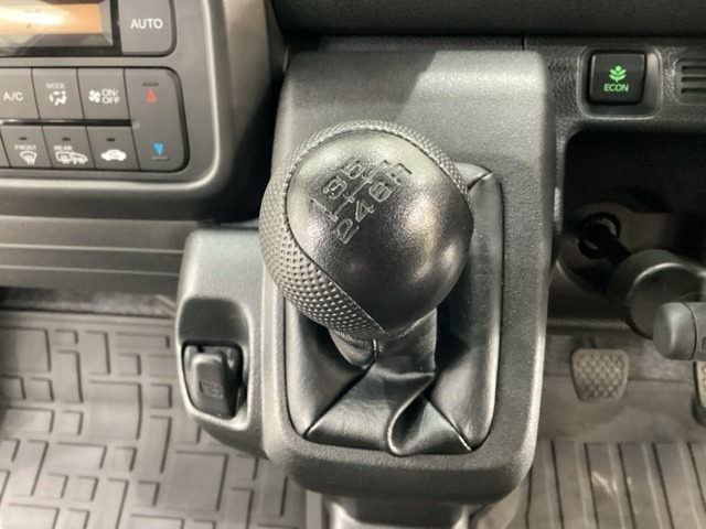 スムースな操作感を追求しました。6速マニュアルトランスミッション車です。