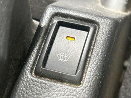 【シートヒーター】寒い日に重宝するシートヒーター！エアコンより早く温まってくれるので寒がりの人も安心ですね♪エアコンの温風は乾燥するから苦手、という方にもをおすすめです。