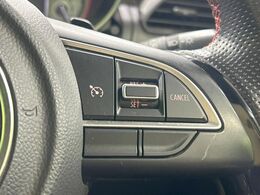 【クルーズコントロール】高速道路もラクラク走行。アクセルを離しても一定速度で走行ができ、長距離運転時の負担を軽減！加速・減速も簡単なスイッチ操作で調整できます。