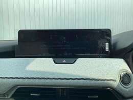 【マツダコネクト】　　オーディオ操作、車両装備、ナビ案内など、統合的にモニターできる見やすいサイズのディスプレイです。