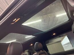 ●パノラミックスライディングルーフ：：大迫力のパノラマルーフは、後部座席にまで続いており、開放的な空間をお楽しみいただけます。