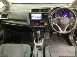 車内は光触媒抗菌消臭施工済です。インパネ周りはスタイリッシュなデザインです。グローブボックスやカップホルダーのほかにトレーなどたくさんの収納スペースが付いています。
