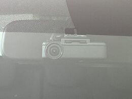 【ドライブレコーダー】安心・安全なカーライフに必須のドライブレコーダーを装備！走行中はもちろん、あおり運転や事故に遭遇した際の状況も映像で記録し、万一のリスクに備えます。