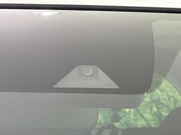 【インテリジェントエマージェンシーブレーキ】フロントカメラで前方の車両や歩行者を検知。衝突しそうな時は衝突被害軽減ブレーキが作動、衝突回避をサポート。より安全にドライブをお楽しみいただけます。
