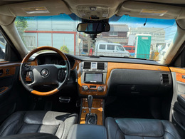 高級感のあるインパネ回りです！さすがキャデラックなカッコいい内装ですね！