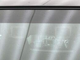 【スズキ　セーフティサポート】走行中に前方の車両等を認識し、衝突しそうな時は警報とブレーキで衝突回避と被害軽減をアシスト。より安全にドライブをお楽しみいただけます。